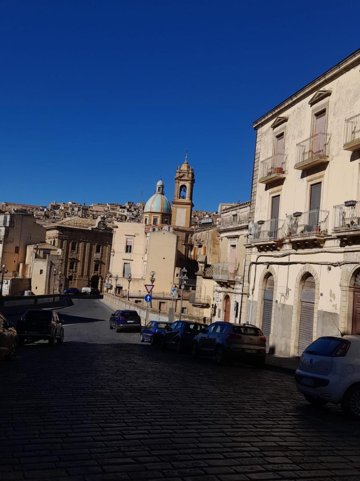 Casa Vacanze In Centro! Caltagirone Luaran gambar